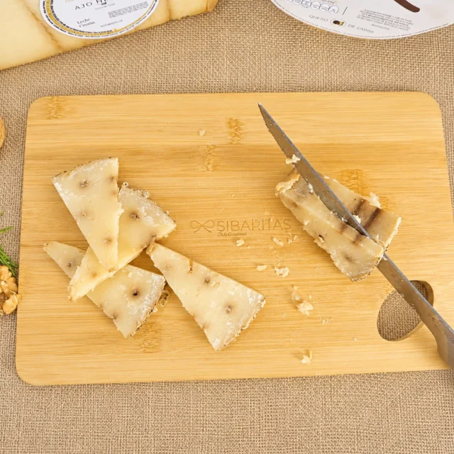 queso curado con ajo negro