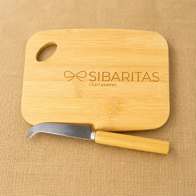 tabla con cuchillo para queso